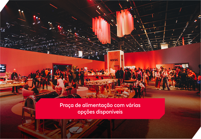 Praça de alimentação com várias opções disponíveis